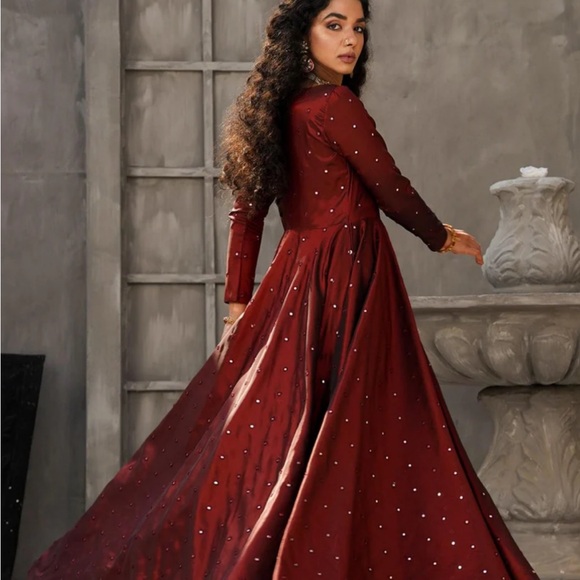 Elegant Maroon Dress - Picture 3 of 4